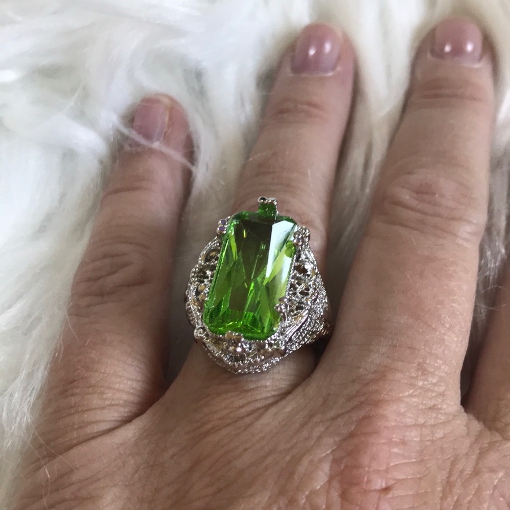 Great green stone ring! - Picture 1 of 3
